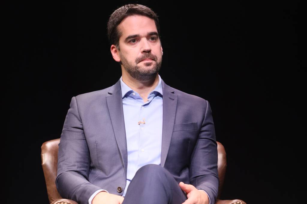 A alfinetada do PSDB em Eduardo Leite após governador anunciar saída do partido