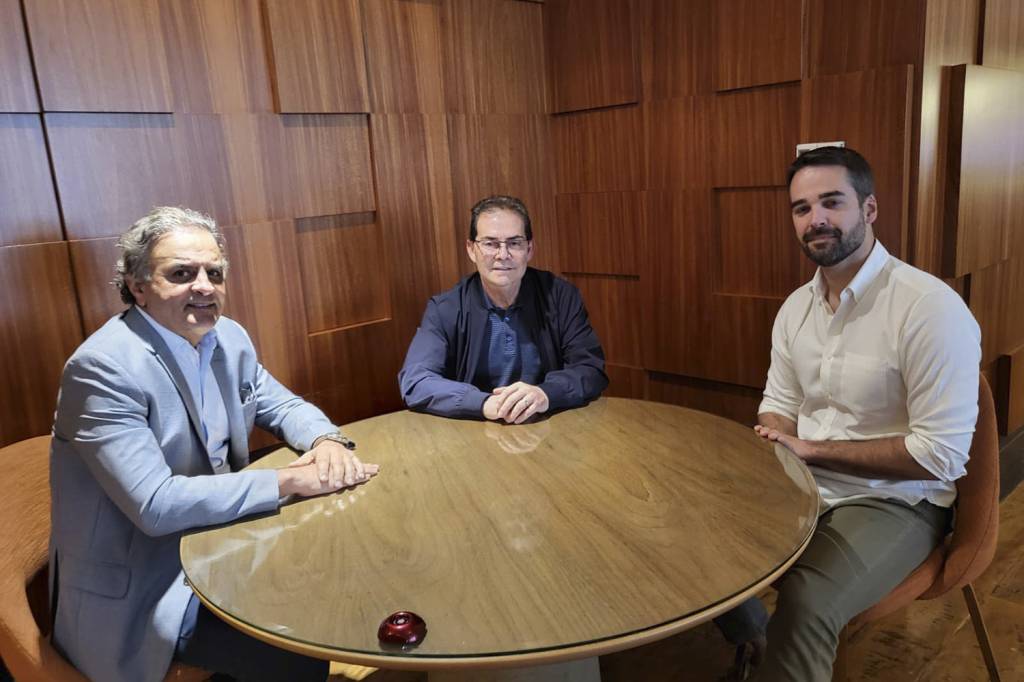 EDUARDO-LEITE-PAULINHO-FORCA-SINDICAL-AECIO-NEVES-2022-09.jpeg Por que Doria terá de seguir ao lado do ‘inimigo’ Araújo na saga eleitoral