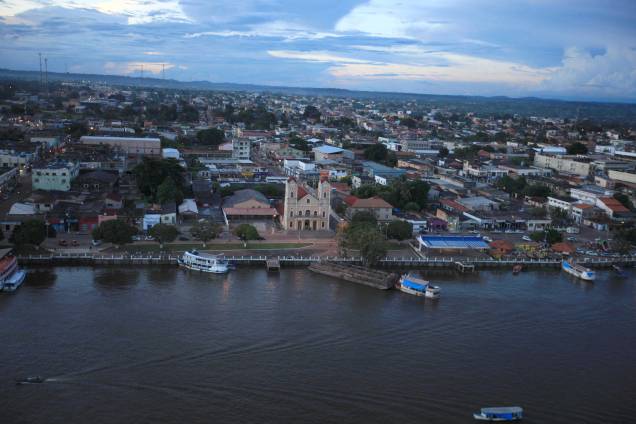 Cidade de Itaituba, no estado do Pará, `a margem do Rio Tapajós. Cidade de Itaituba, no estado do Pará, `a margem do Rio Tapajós.