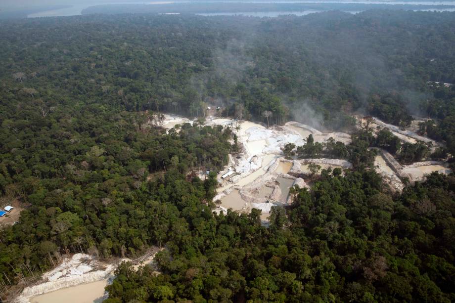 Atividade de garimpo, `as margens do rio Tapajós, no estado do Pará.