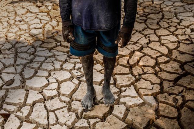 Detalhe do Garimpeiro, em solo erosivo, após atividade de garimpo,`as margens do rio Tapajós, município de Itaituba, no estado do Pará. Detalhe do Garimpeiro, em solo erosivo, após atividade de garimpo,`as margens do rio Tapajós, município de Itaituba, no estado do Pará.