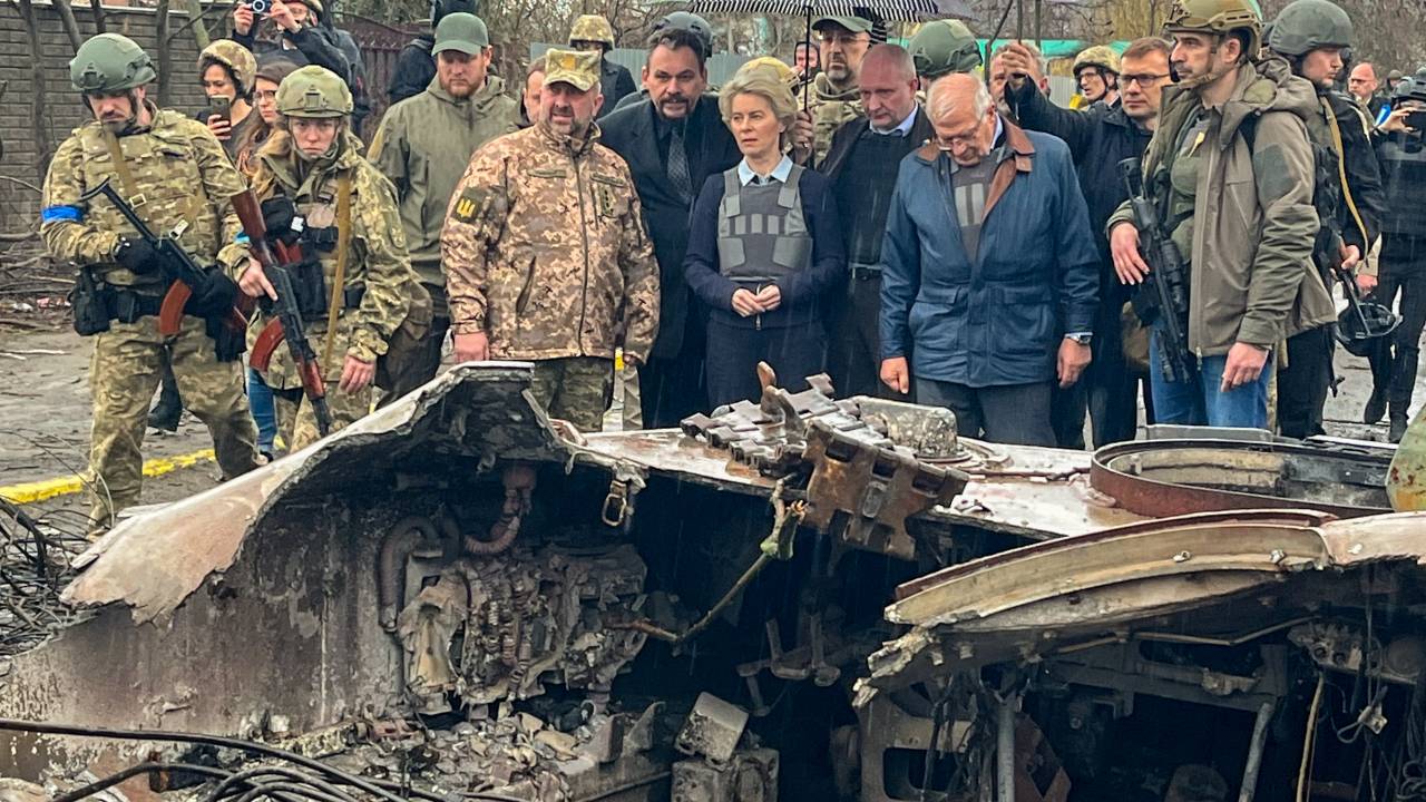 08 April 2022, Ukraine, Butscha: EU Commission President Ursula von der Leyen (M), EU Foreign Affairs Representative Josep Borrell (M,r) and Denys Schmyhal (behind von der Leyen), Prime Minister of Ukraine, stand behind destroyed military vehicles. Photo: Michael Fischer/dpa (Photo by Michael Fischer/picture alliance via Getty Images)