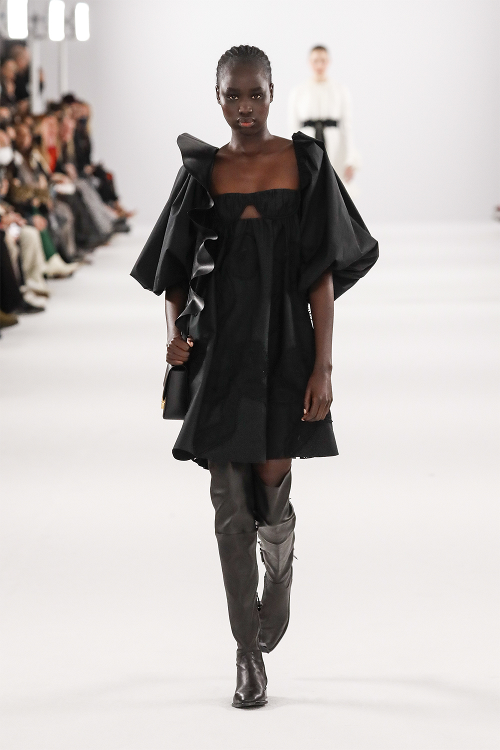 GettyImages-1370724637.jpg CHIQUE - Extralonga Carolina Herrera: em preto, calçado confere sofisticação ao look -