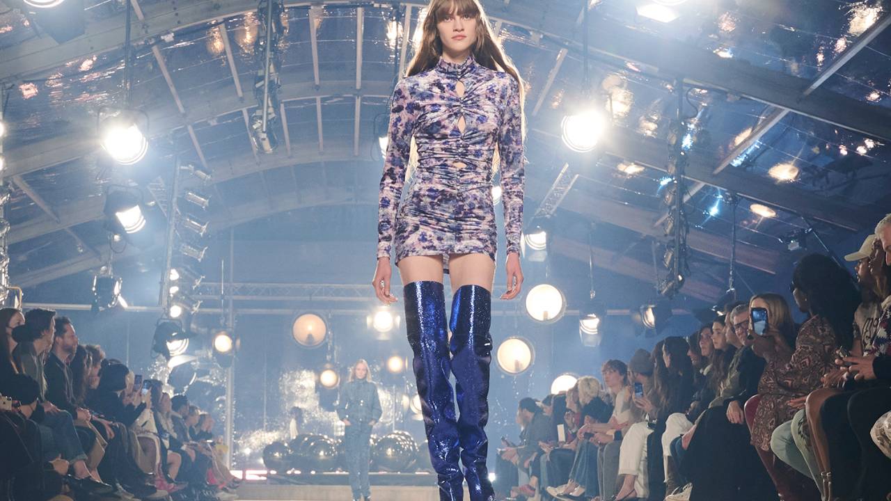 VERNIZ - Acima dos joelhos, como o acessório de Isabel Marant: combina com minissaias -