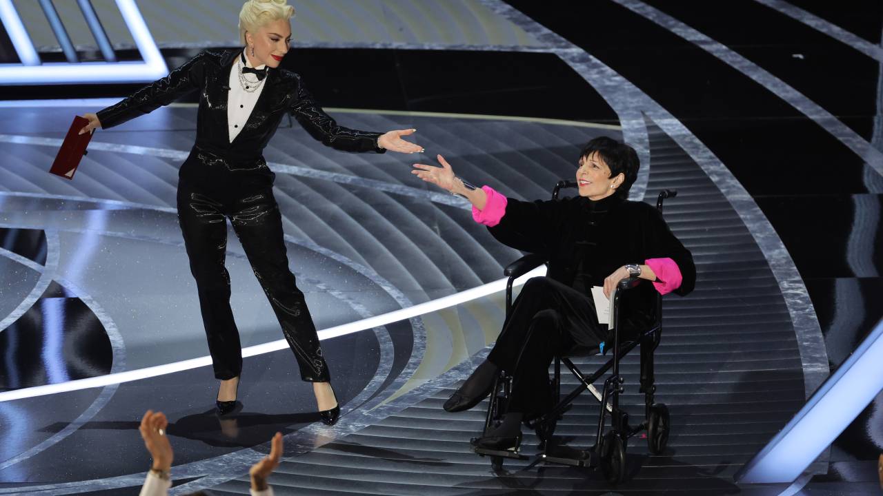 Lady Gaga e Liza Minnelli, em uma cadeira de rodas, durante a cerimônia do Oscar de 2022