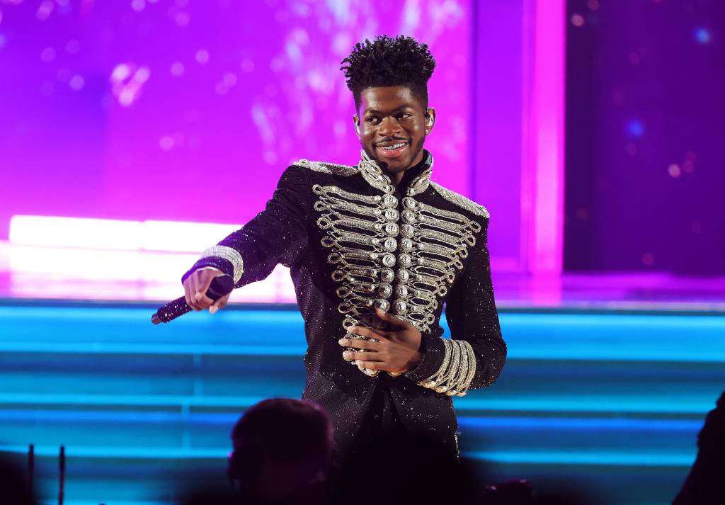 As acusações criminais contra o rapper Lil Nas X após prisão repentina