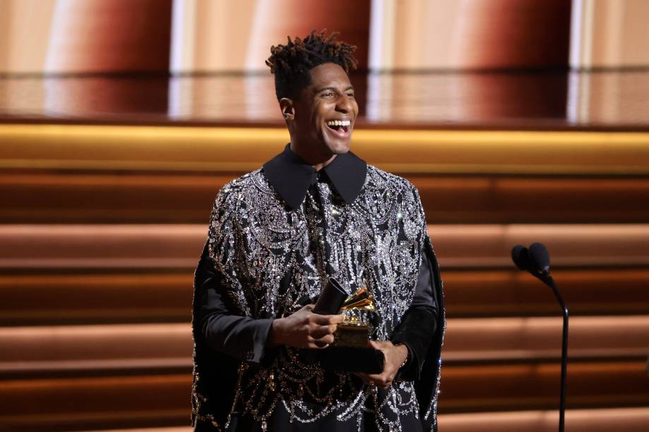 Jon Batiste foi o grande ganhador da noite do Grammy 2022, levando o troféu de álbum do ano