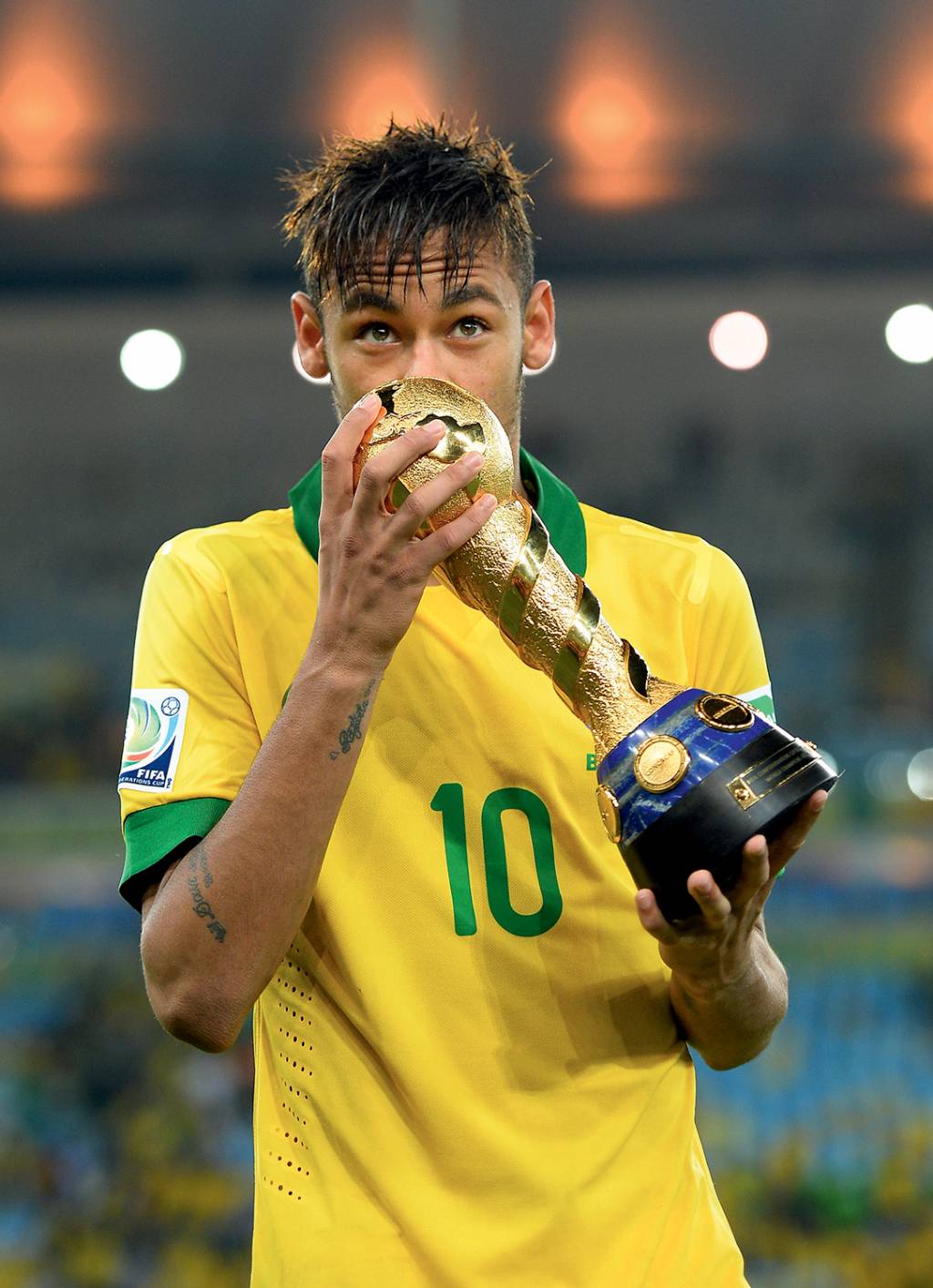 Brazil v Spain: Final – FIFA Confederations Cup Brazil 2013 RIO DE JANEIRO, BRAZIL - JUNE 30: Neymar of Brazil kisses the FIFA Confederations Cup trophy after the FIFA Confederations Cup Brazil 2013 Final match between Brazil and Spain at Maracana on June 30, 2013 in Rio de Janeiro, Brazil. (Photo by Laurence Griffiths/Getty Images)