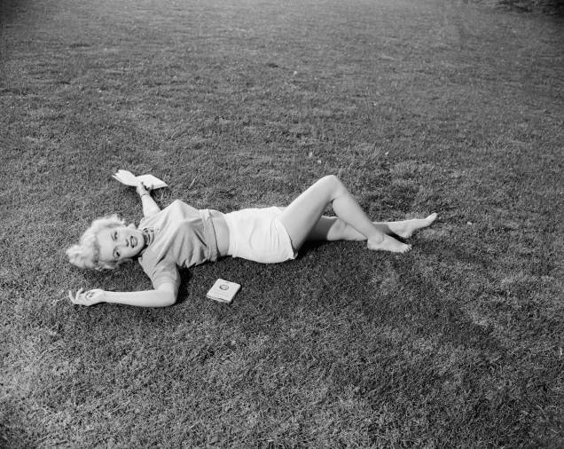 Marilyn Monroe deitada no gramado de sua casa de campo, em 1951 - Marilyn Monroe deitada no gramado de sua casa de campo, em 1951 -