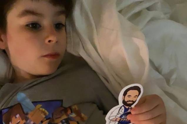 Henry com boneco do vereador Dr. Jairinho - Henry com boneco do vereador Dr. Jairinho -