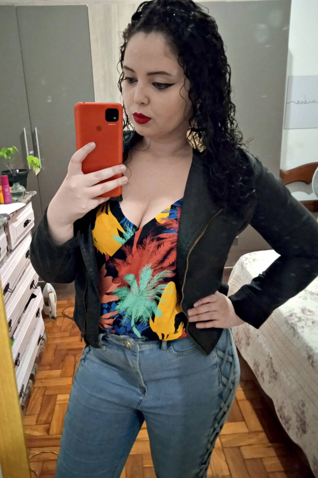 NOMOFOBIA-ANNA CAROLINA-VICIADA EM CELULAR-PERSONAGEM-VALE-02.jpg LOUCA POR UM SINAL - A estudante de farmácia Anna Carolina Fogaça, 24 anos, admite que o smartphone afeta sua produtividade e as relações sociais. Mesmo com os amigos frente a frente, não larga o aparelho. “Não dá para ficar sem wi-fi.” -