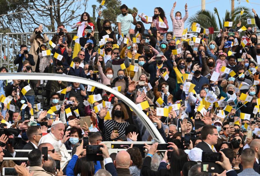 Papa Francisco chega no carro papamóvel para celebrar a missa em Floriana, Malta -