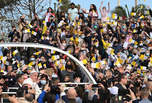 Papa Francisco chega no carro papamóvel para celebrar a missa em Floriana, Malta - Papa Francisco chega no carro papamóvel para celebrar a missa em Floriana, Malta -
