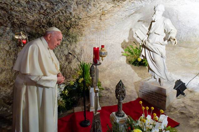 Papa Francisco rezando na Gruta de San Paolo, em Rabat, Malta - Papa Francisco rezando na Gruta de San Paolo, em Rabat, Malta -