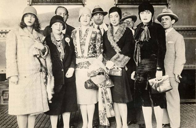 Da esq. para dir. Pagu(Patrícia Galvão), Anita Malfatti, Benjamin Peret, Tarsila do Amaral, Oswald de Andrade, Elsie Houston, Alvaro Moreira, Eugênia Brandão Moreira, integrantes da Semana de Arte Moderna de 1922. Da esq. para dir. Pagu(Patrícia Galvão), Anita Malfatti, Benjamin Peret, Tarsila do Amaral, Oswald de Andrade, Elsie Houston, Alvaro Moreira, Eugênia Brandão Moreira, integrantes da Semana de Arte Moderna de 1922.