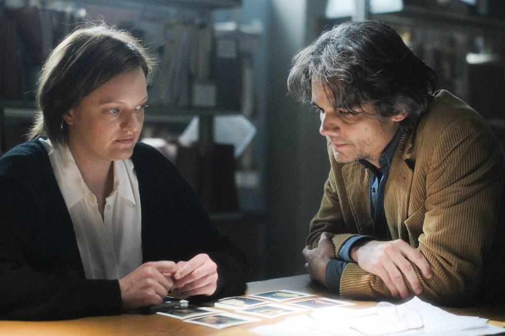 Shining_Girls_Photo_010204.jpg FERIDAS ABERTAS - Elisabeth Moss e Wagner Moura: jornalismo investigativo como alternativa quando a polícia falha -