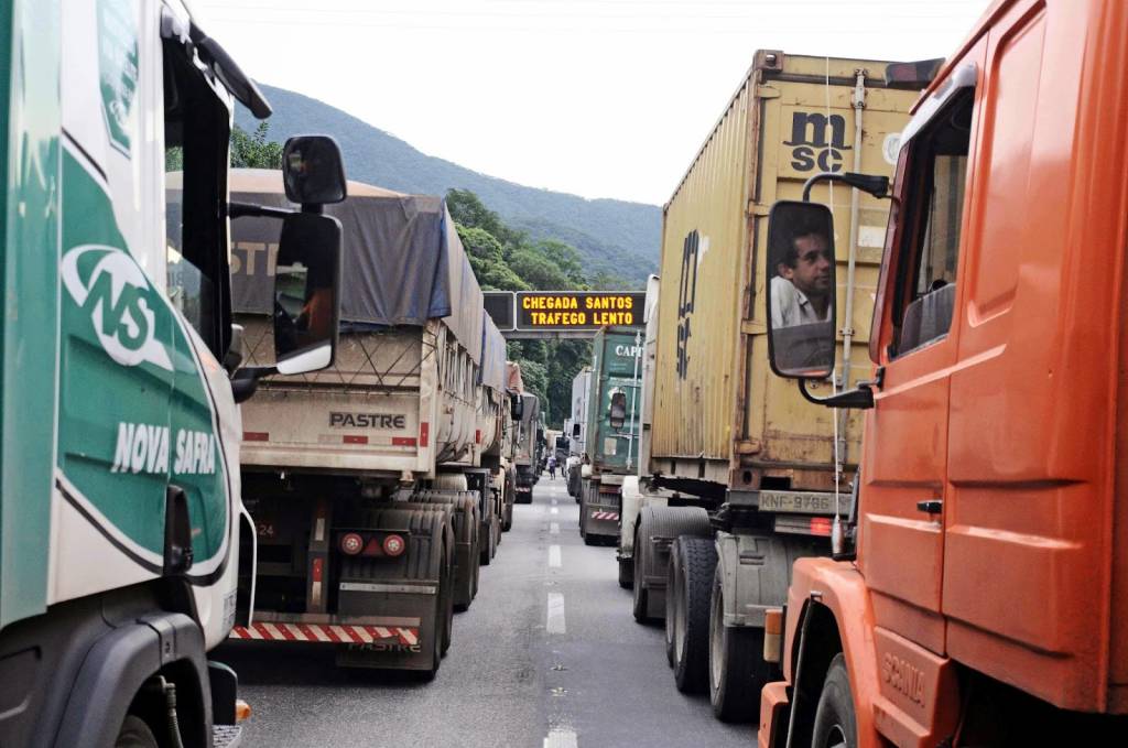 Caminhoneiros fazem paralisação no Porto de Santos
