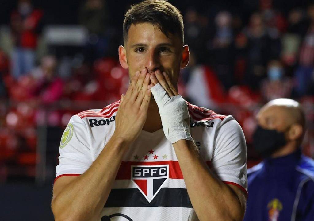 Jonathan Calleri, atacante do São Paulo, pediu desculpas ao jogador sub-15 do Palmeiras após quebrar seu celular no domingo, 3