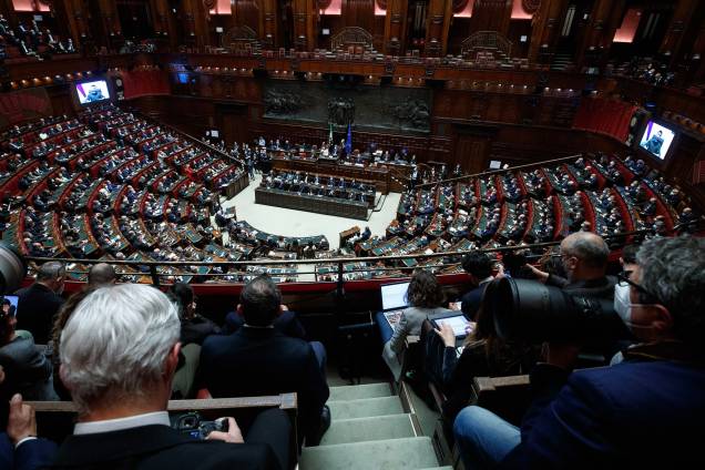 Membros do Parlamento italiano aplaudem o presidente ucraniano Volodymyr Zelensky - Membros do Parlamento italiano aplaudem o presidente ucraniano Volodymyr Zelensky -