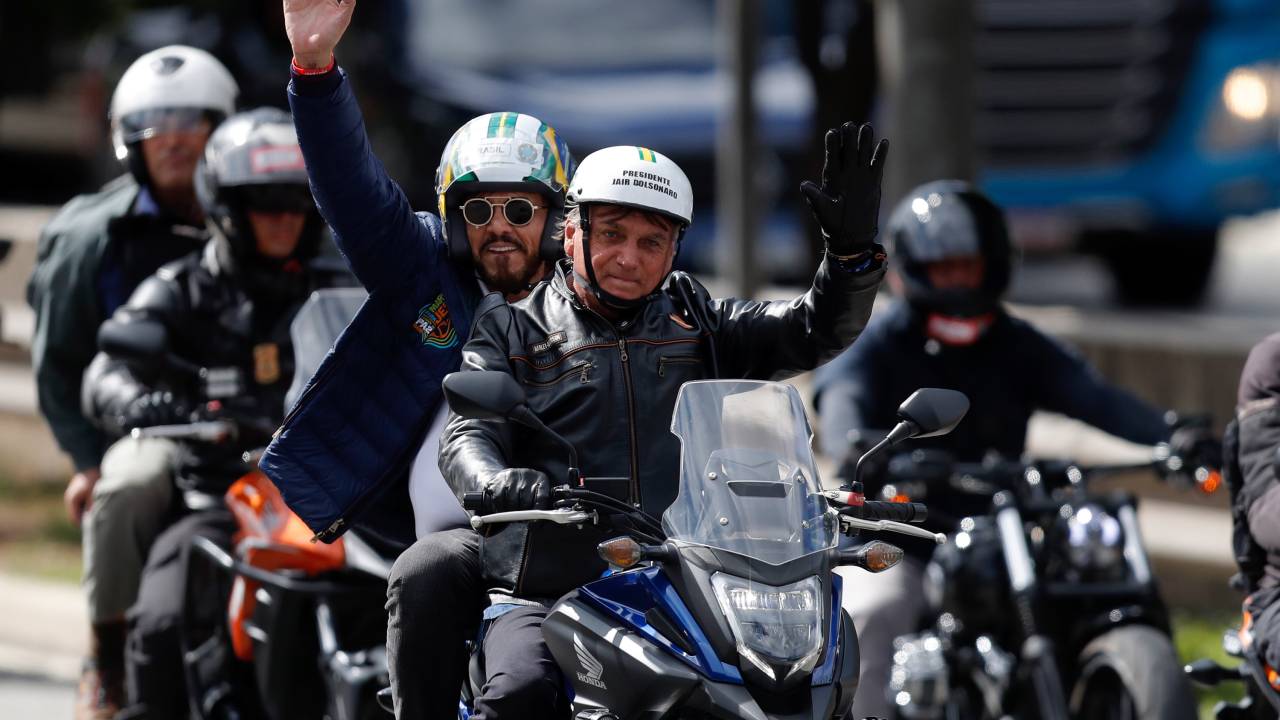AME1447. SAO PAULO (BRASIL), 15/04/2022. El presidente de Brasil, Jair Bolsonaro (d), participa en una caravana de motocicletas organizada por militantes hoy, en São Paulo (Brasil). EFE/ Fernando Bizerra Jr