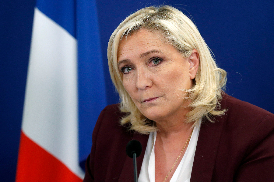 Le Pen fica inelegível por 5 anos na França após condenação por desvio de recursos públicos