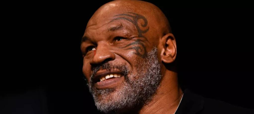Mike Tyson agride passageiro em avião
