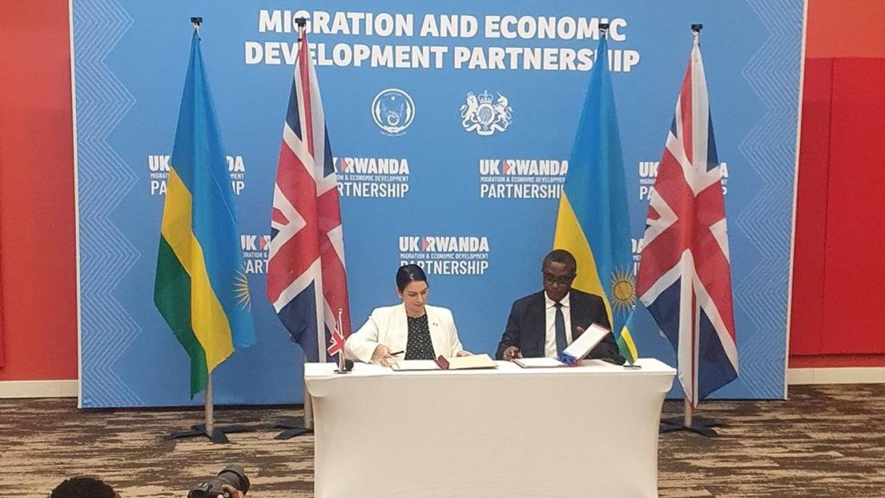 Priti Patel assina acordo para enviar imigrantes a Ruanda - 14/04/2022