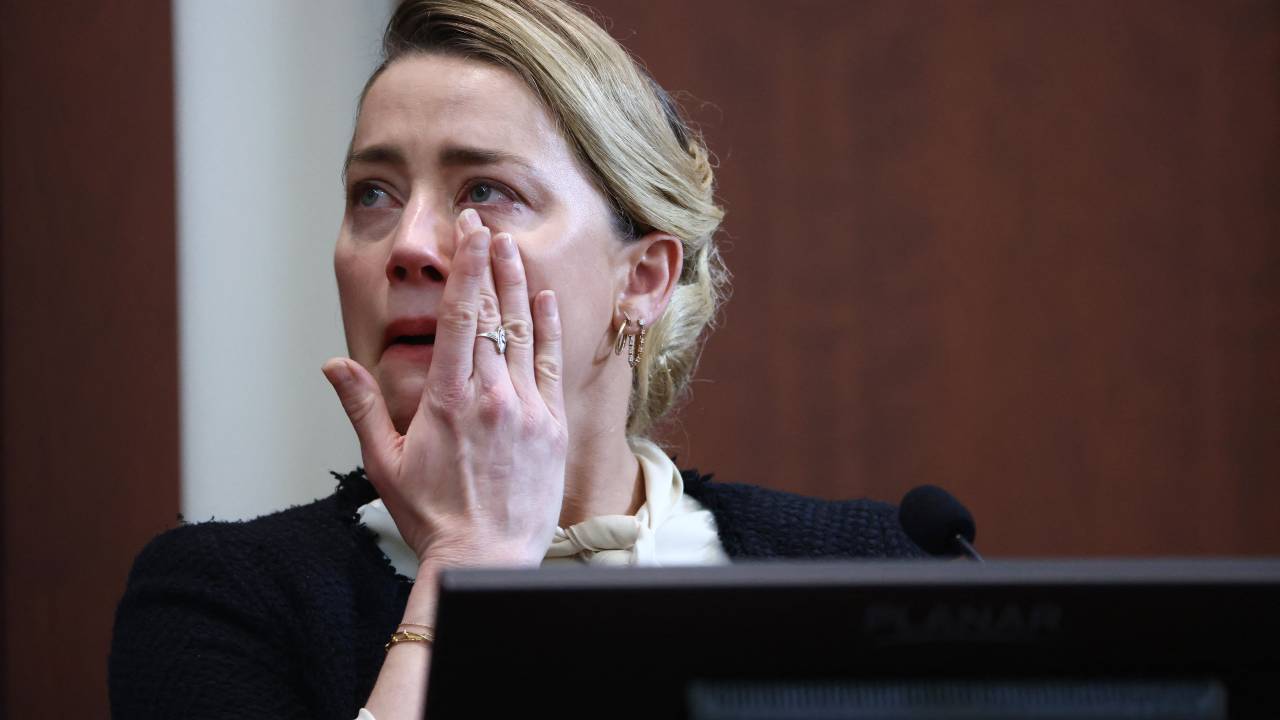US actress Amber Heard testifies at the Fairfax County Circuit Courthouse in Fairfax, Virginia, on May 5, 2022. - Actor Johnny Depp is suing ex-wife Amber Heard for libel after she wrote an op-ed piece in The Washington Post in 2018 referring to herself as a public figure representing domestic abuse. (Photo by JIM LO SCALZO / POOL / POOL / AFP)