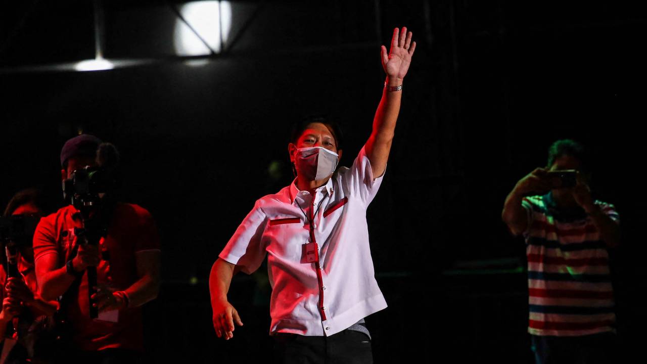 Philippines presidential candidate Ferdinand Marcos Jr greets his supporters during the last day of campaign rally at Paranaque City, suburban Manila on May 7, 2022. (Photo by JAM STA ROSA / AFP)