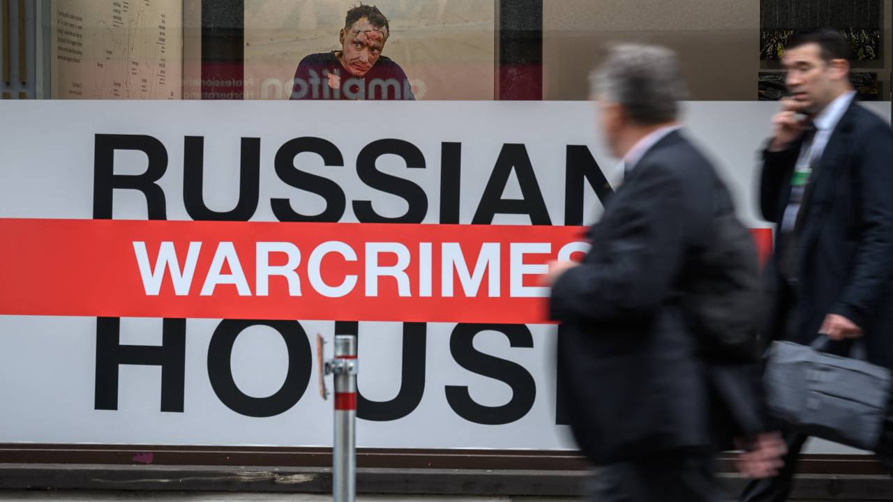 "Casa Russa de Crimes de Guerra": exposição fotográfica documenta supostos crimes de guerra cometidos por tropas russas na Ucrânia, em Davos - 25/05/2022