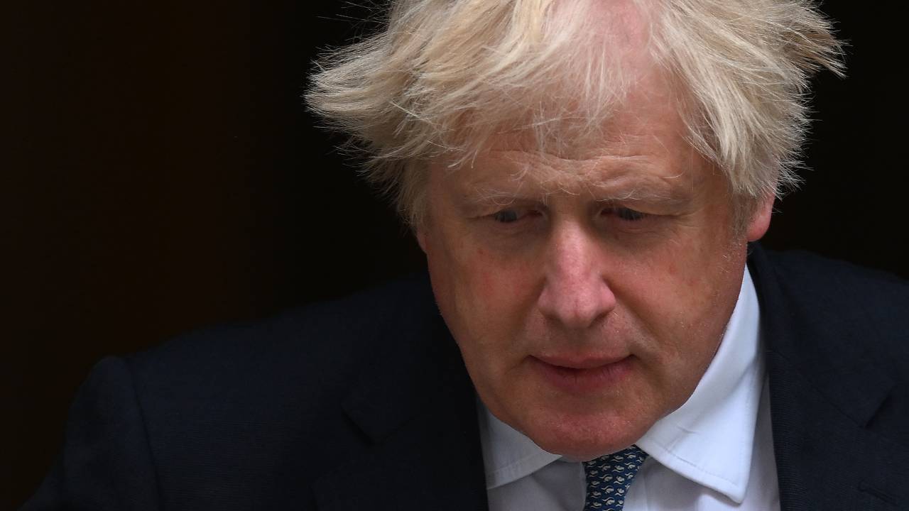 Britain's Prime Minister Boris Johnson leaves from 10 Downing Street in central London on May 25, 2022 to attend the weekly session of Prime Minister's Questions (PMQs). - Britain's Prime Minister Boris Johnson braced for the release of a senior civil servant's long-awaited full report into a "Partygate" scandal, as new allegations emerged about a culture of lockdown-breaking boozing in his offices. (Photo by Daniel LEAL / AFP)