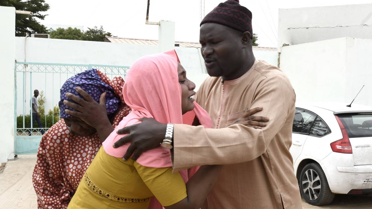 Family members console each other outside the Mame Abdoul Aziz Sy Dabakh Hospital, where eleven babies died following an electrical fault, in Tivaouane, on May 26, 2022. - Eleven newborn babies died in a hospital fire in the western Senegalese city of Tivaouane, the president of the country said late May 25, 2022. (Photo by SEYLLOU / AFP)