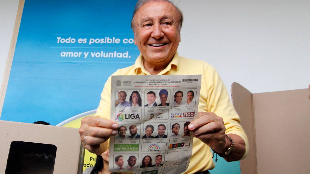 Colombian independent presidential candidate Rodolfo Hernandez poses before casting his vote at a polling station in Bucaramanga, Colombia, on May 29, 2022, during the presidential election. (Photo by Schneyder MENDOZA / AFP)
