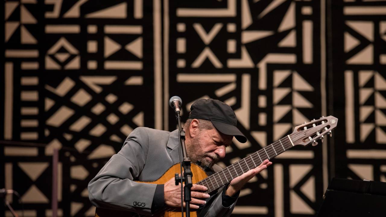 O músico João Bosco em apresentação com a Orquestra Ouro Preto -