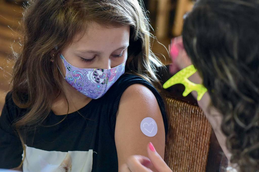 Após alta de crianças sem nenhuma dose de vacina, imunização avança nas escolas, diz ministério