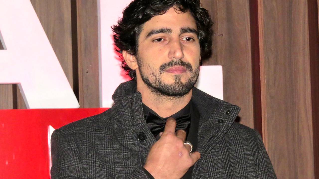 Renato Góes brinca com os fotógrafos no tapete vermelho do Festival de Cinema de Vassouras
