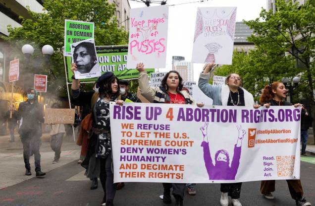 Pessoas marcham em defesa dos direitos ao aborto em Seattle, Washington, em 3 de maio de 2022. - A Suprema Corte está prestes a derrubar o direito ao aborto nos EUA, de acordo com um rascunho vazado de uma opinião majoritária que destruiria quase 50 anos de proteções constitucionais. Pessoas marcham em defesa dos direitos ao aborto em Seattle, Washington, em 3 de maio de 2022. - A Suprema Corte está prestes a derrubar o direito ao aborto nos EUA, de acordo com um rascunho vazado de uma opinião majoritária que destruiria quase 50 anos de proteções constitucionais.