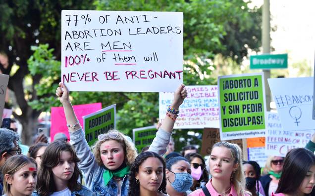 Ativistas pró-escolha se reúnem em protesto, do lado de fora do tribunal dos EUA para defender os direitos ao aborto no centro de Los Angeles em 3 de maio de 2022. Ativistas pró-escolha se reúnem em protesto, do lado de fora do tribunal dos EUA para defender os direitos ao aborto no centro de Los Angeles em 3 de maio de 2022.