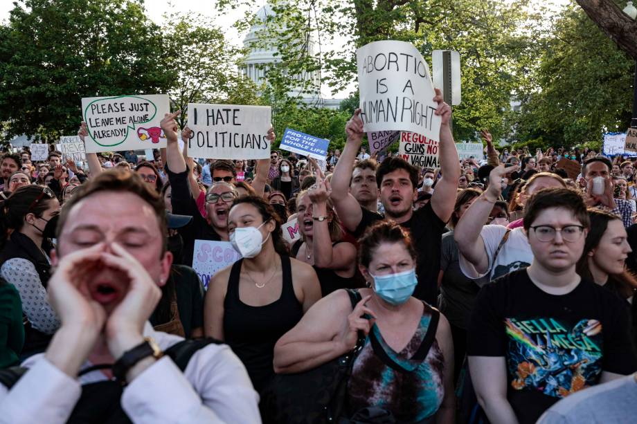 Ativistas pró-escolha participam de uma manifestação pelos direitos ao aborto, em frente ao prédio da Suprema Corte dos EUA, em 3 de maio de 2022 em Washington, DC.