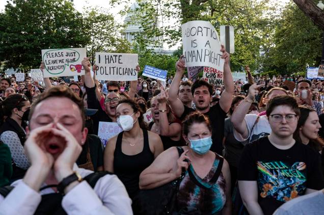 Ativistas pró-escolha participam de uma manifestação pelos direitos ao aborto, em frente ao prédio da Suprema Corte dos EUA, em 3 de maio de 2022 em Washington, DC. Ativistas pró-escolha participam de uma manifestação pelos direitos ao aborto, em frente ao prédio da Suprema Corte dos EUA, em 3 de maio de 2022 em Washington, DC.