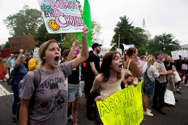 Defensores do direito ao aborto, divergem com defensores antiaborto nas proximidades da Suprema Corte em Washington, DC, EUA, 04 de maio de 2022. Defensores do direito ao aborto, divergem com defensores antiaborto nas proximidades da Suprema Corte em Washington, DC, EUA, 04 de maio de 2022.