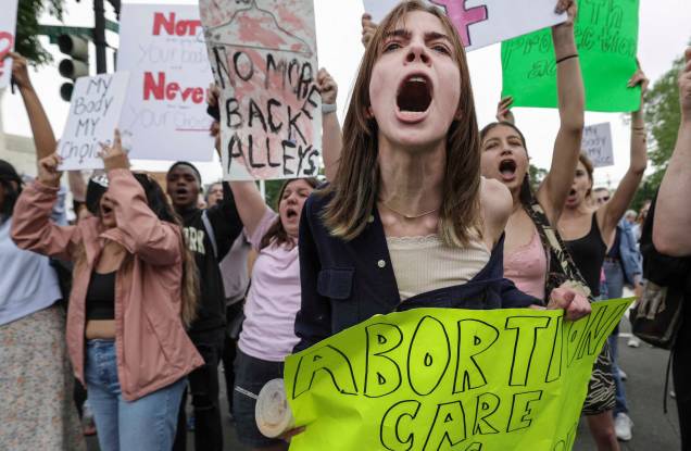 Defensores do direito ao aborto, manifestam-se em frente ao prédio da Suprema Corte dos EUA em 04 de maio de 2022 em Washington, DC. Defensores do direito ao aborto, manifestam-se em frente ao prédio da Suprema Corte dos EUA em 04 de maio de 2022 em Washington, DC.