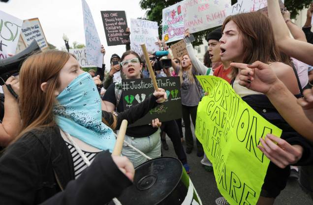 Defensores dos direitos ao aborto e antiaborto, se confrontam em frente ao prédio da Suprema Corte dos EUA, em 04 de maio de 2022 em Washington, DC. Defensores dos direitos ao aborto e antiaborto, se confrontam em frente ao prédio da Suprema Corte dos EUA, em 04 de maio de 2022 em Washington, DC.