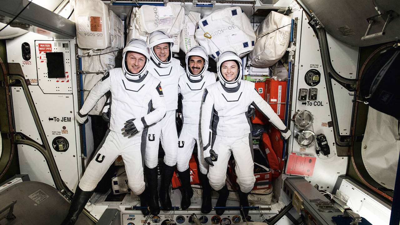 PARA VIAJAR - Astronautas da Missão Crew-3, da SpaceX, na Estação Espacial Internacional (ISS): vestuário novo -