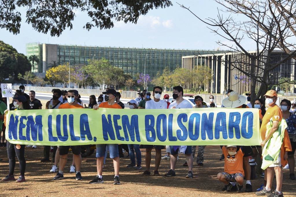 ABRE-MANIFESTACAO-TERCEIRA-VIA-2021-02.jpg ALTERNATIVA - Manifestação em Brasília: parte do eleitorado está aberta a fugir da polarização -