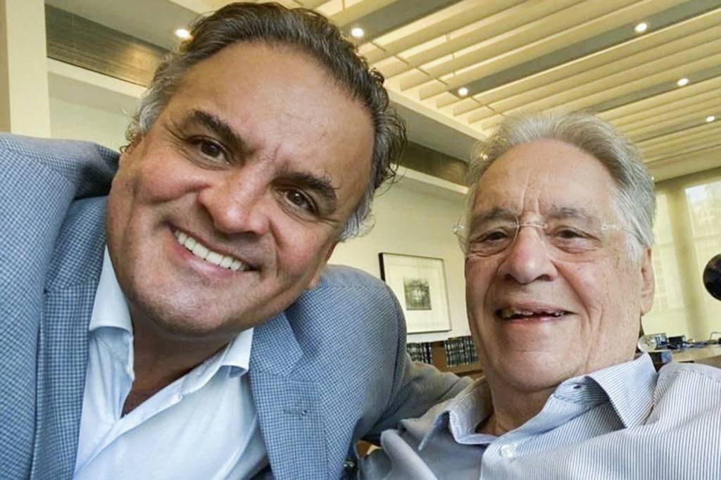 AECIO-NEVES-FERNANDO-HENRIQUE-CARDOSO-SELFIE-2022-01.jpg OPOSTOS - Aécio e FHC: o deputado ataca, e o ex-presidente defende Doria -