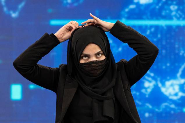 Thamina Usmani, cobre o rosto durante uma transmissão ao vivo na estação de TV Tolo em Cabul, Afeganistão, em 22 de maio de 2022. Thamina Usmani, cobre o rosto durante uma transmissão ao vivo na estação de TV Tolo em Cabul, Afeganistão, em 22 de maio de 2022.