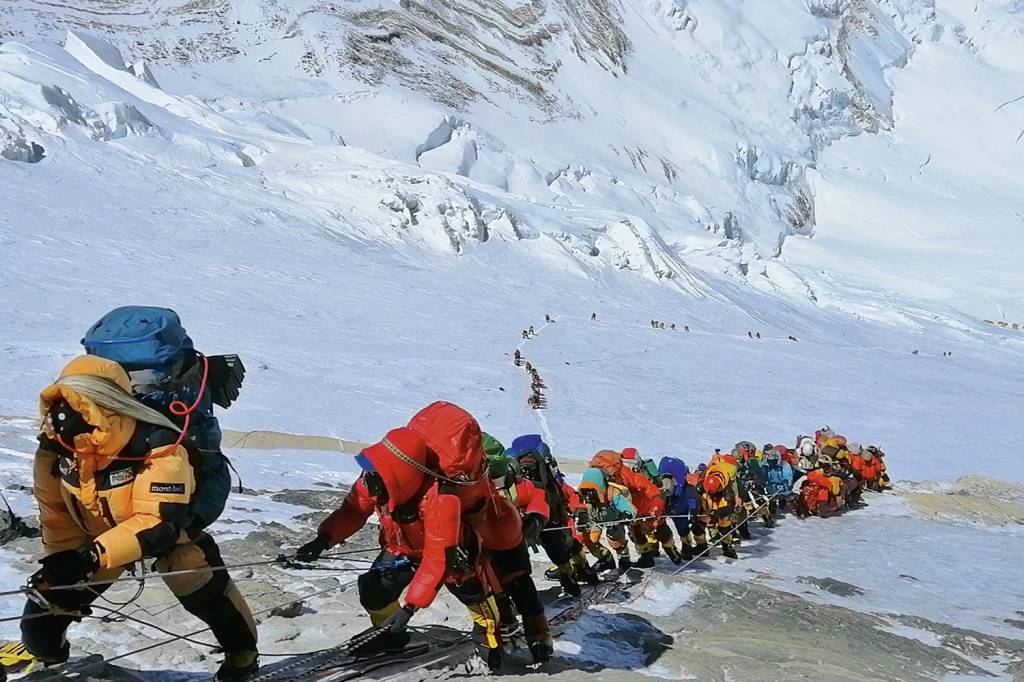 Nepal estimula turismo no Everest, mas fluxo de alpinistas traz riscos