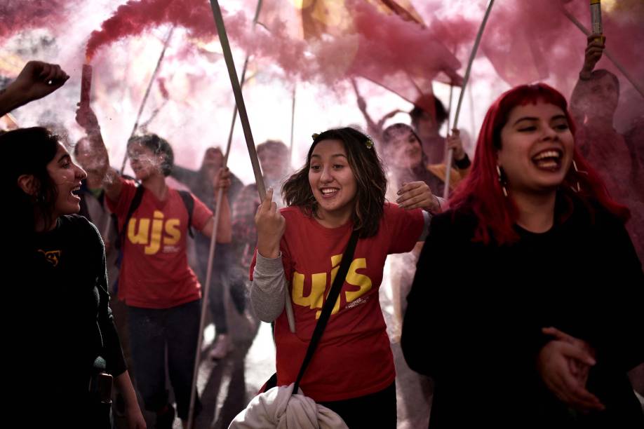 Membros de partidos e movimentos sociais de esquerda participam de uma manifestação do Dia do Trabalho em Buenos Aires, em 1º de maio de 2022.