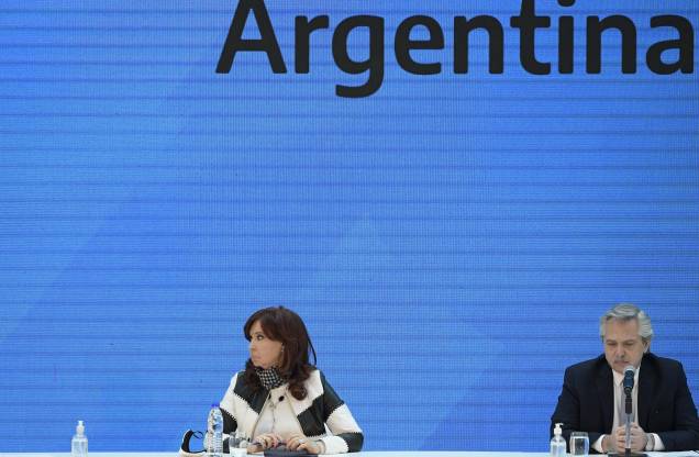 O presidente argentino Alberto Fernandez e a vice-presidente Cristina Fernández de Kirchner, durante coletiva `a imprensa sobre a dívida externa Argentina, na Casa Rosada em Buenos Aires, Argentina, 31 de agosto de 2020. O governo argentino formalizou o acordo com credores privados para reestruturar sua dívida de 65 bilhões de dólares, após cinco mêses de tensas negociações. O presidente argentino Alberto Fernandez e a vice-presidente Cristina Fernández de Kirchner, durante coletiva `a imprensa sobre a dívida externa Argentina, na Casa Rosada em Buenos Aires, Argentina, 31 de agosto de 2020. O governo argentino formalizou o acordo com credores privados para reestruturar sua dívida de 65 bilhões de dólares, após cinco mêses de tensas negociações.
